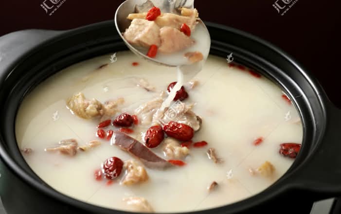 胡椒猪肚鸡火锅 pork tripe & bone-in chicken hot pot